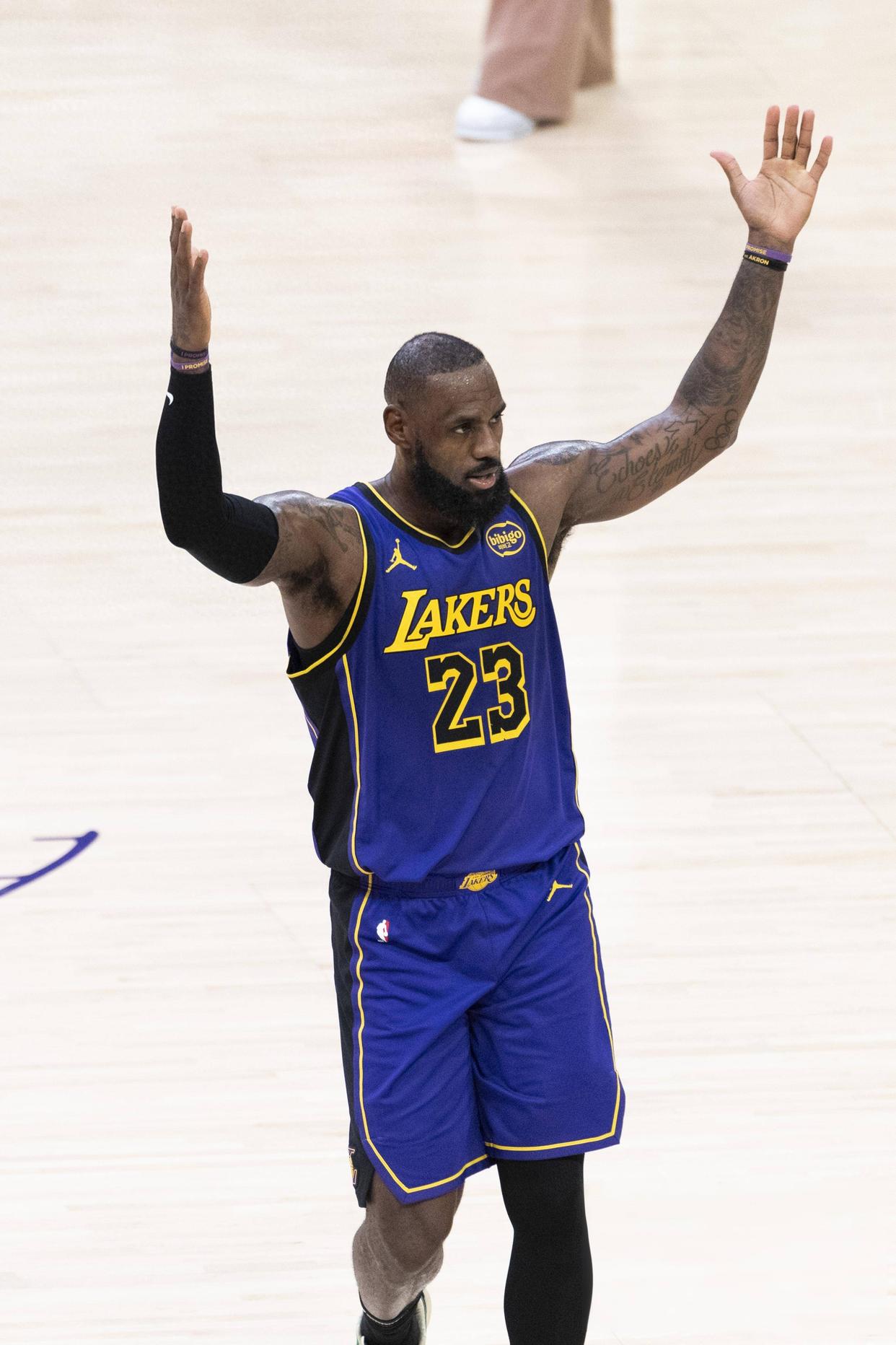 开云-关于詹姆斯与70激战勇士分钟，领先优势明显胜负难料！，蒂姆焦点对战观众掌声雷动的信息