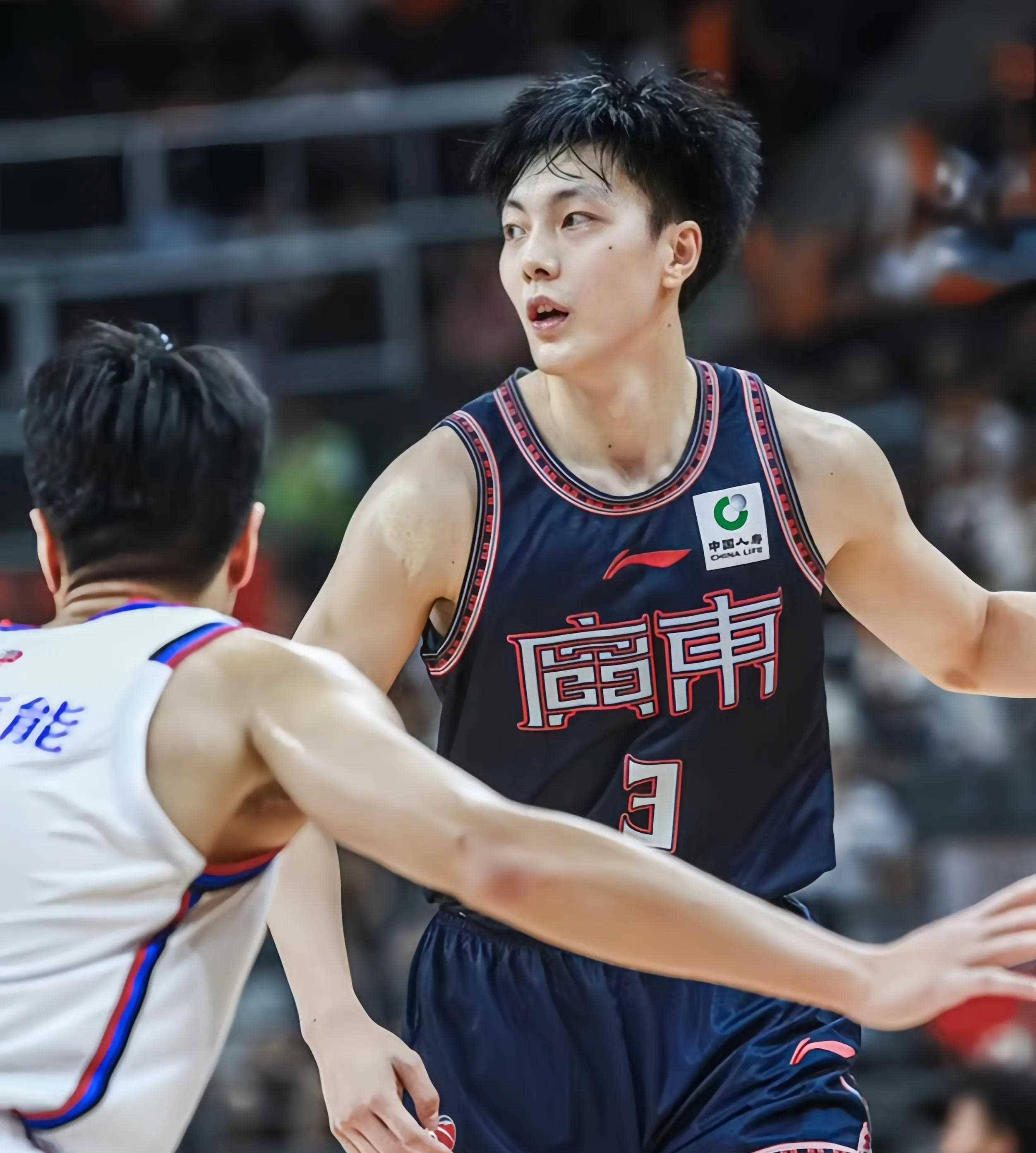 开云体育-橄榄球小组赛焦点战：瓯越雄狮队淘汰对手陇右雷豹队，外线火力全开。防守强度拉满的简单介绍